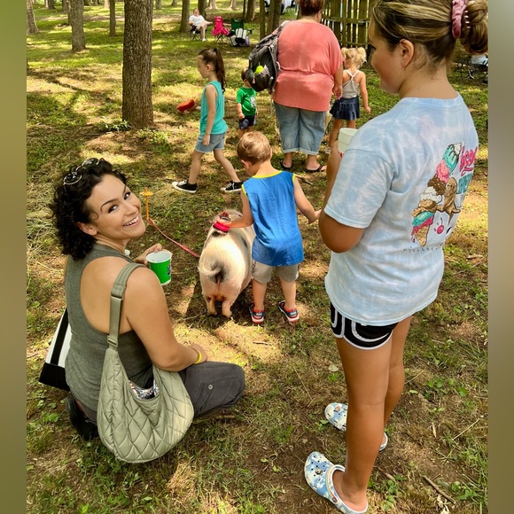 Meet your Posher, Megan - Picture 3 of 6